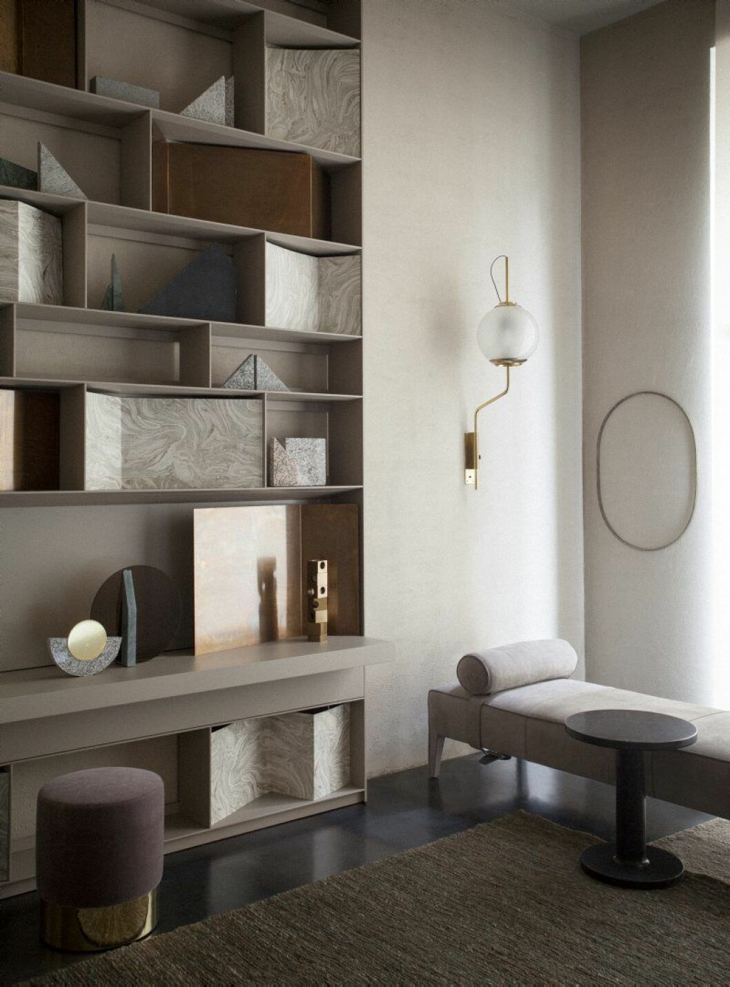 Ton i ton och asymmetri av Studiopepe för Spotti. ©Studiopepe_Ph-SilviaRivoltella_SpottiMilano_HomeCouture_08