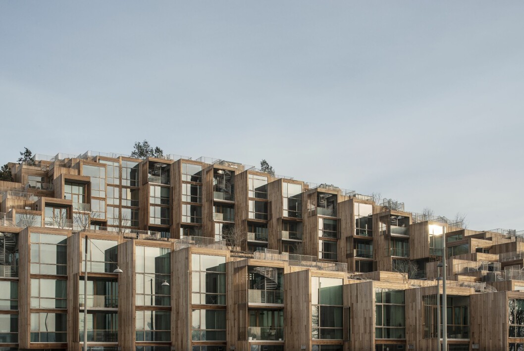 På Gärdet i Stockholm står sedan några år tillbaka 79 and park, en fastighet som är stor som ett helt kvarter med takterasser och lägenheter. Fasaden är helt klädd i cederträ. Huset är ett samarbete mellan Oscar properties och Bjarke Ingels group. Foto: Andy Liffner 79 and park, en fastighet på Gärdet med takterasser och lägenheter.