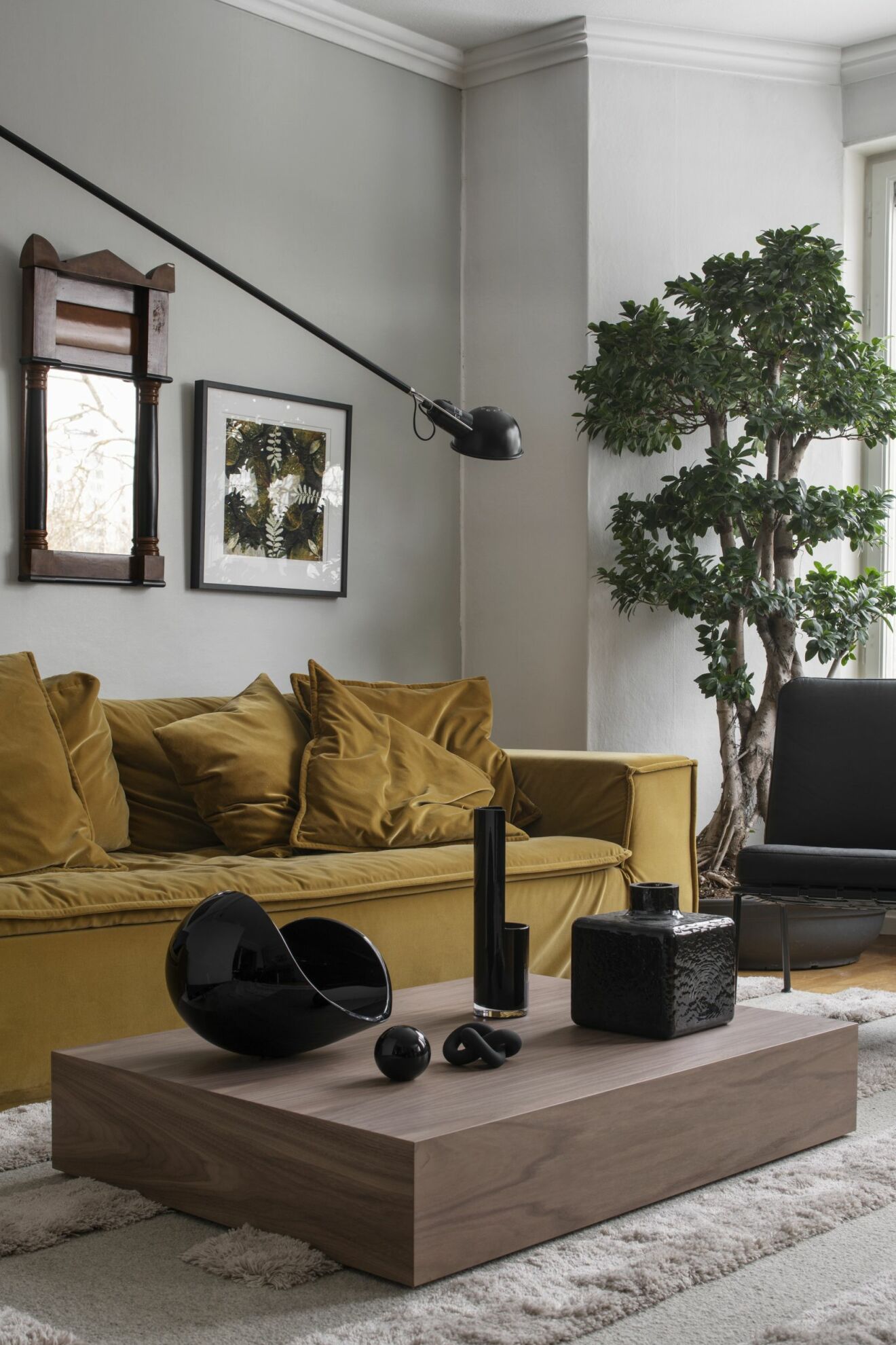 Vardagsrumm med gul soffa från Meli Meli och framför soffan ett lågt soffbord från Lim + Lu.