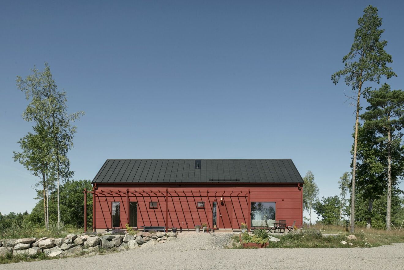 finskt timmerhus i rött