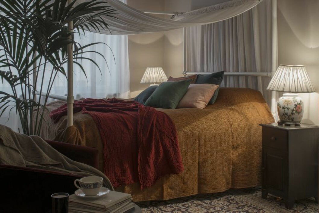 Sängstommen har Anitha själv designat av delar av en byggnadsställning från företaget Fallskyddsteknik. Hon ville ha en stor säng med hotellkänsla. Sängkläder från Perspective studio. Koppen i förgrunden är Anithas egen design och kan fås i flera färger. Lampa från Vallentuna armatur, matta från Lauritz. Sängkläder från Perspective studios hemma hos Anitha Clemence