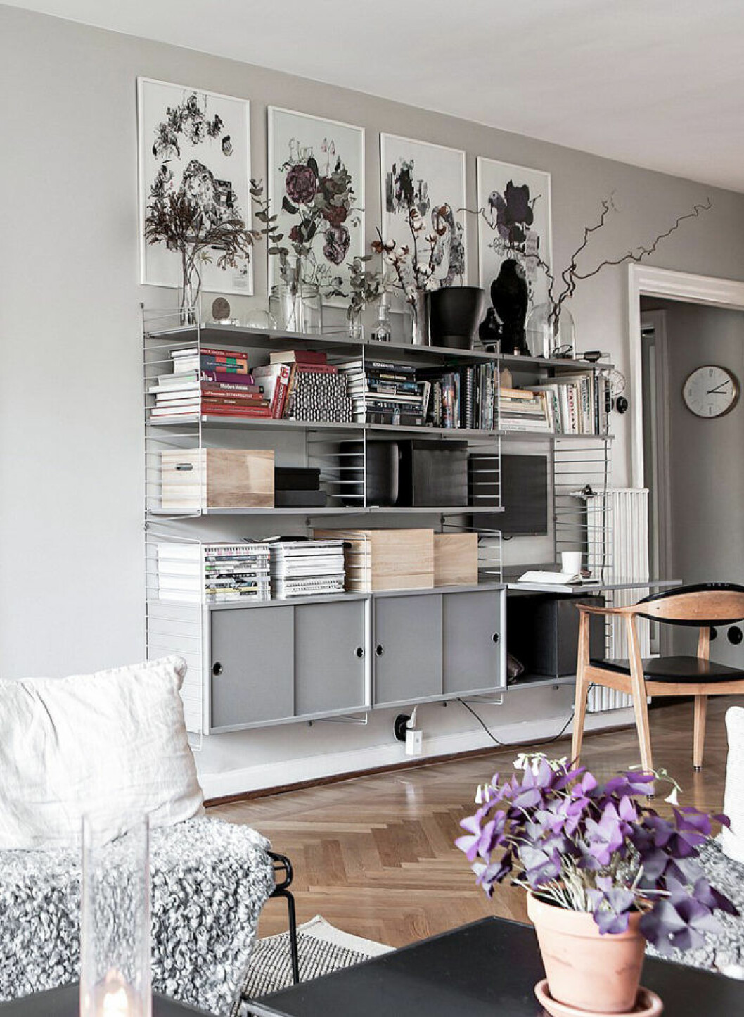 Grey walls and interior, livingroom and String-shelfs. Scandinavian decoration and ideas.