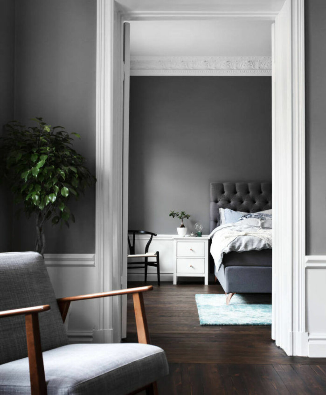 Foto: <a href="https://www.instagram.com/mccann_sthlm/" target="_blank" rel="noopener">Philip McCann</a> Styling: <a href="https://www.instagram.com/christinaboutza/" target="_blank" rel="noopener">Christina Boutza</a> för <a href="https://www.instagram.com/nestorfastighetsmakleri/" target="_blank" rel="noopener">Nestor fastighetsmäkleri</a>/mäklare: Erik Bysell Grey walls and interior, livingroom and bed. Scandinavian decoration and ideas.