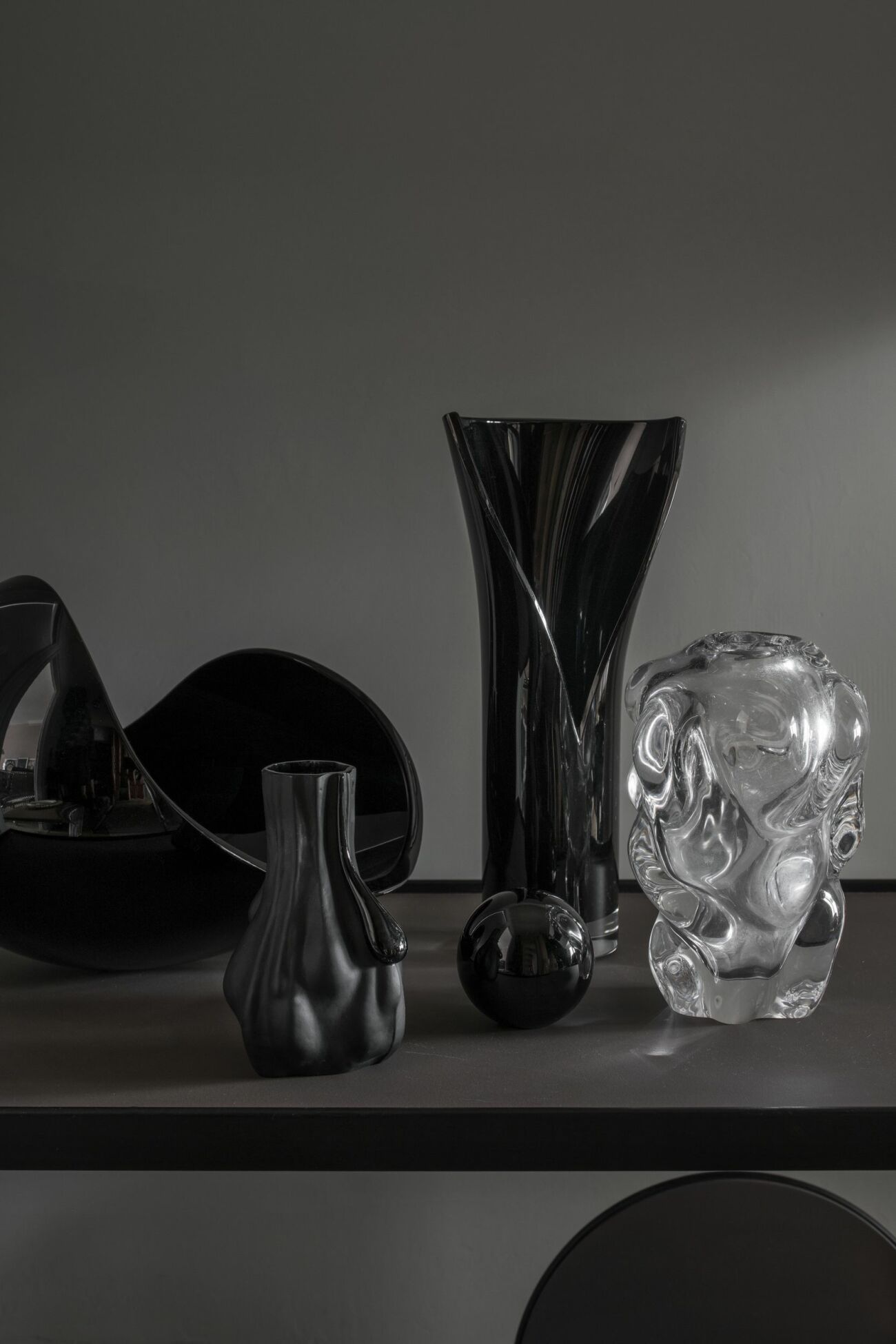 Glasobjekt av Lena Bergström, Orrefors, och Per B Sundbergs Move i klarglas för Orrefors. Liten blästrad vas av Markus Emilsson för Målerås glasbruk.