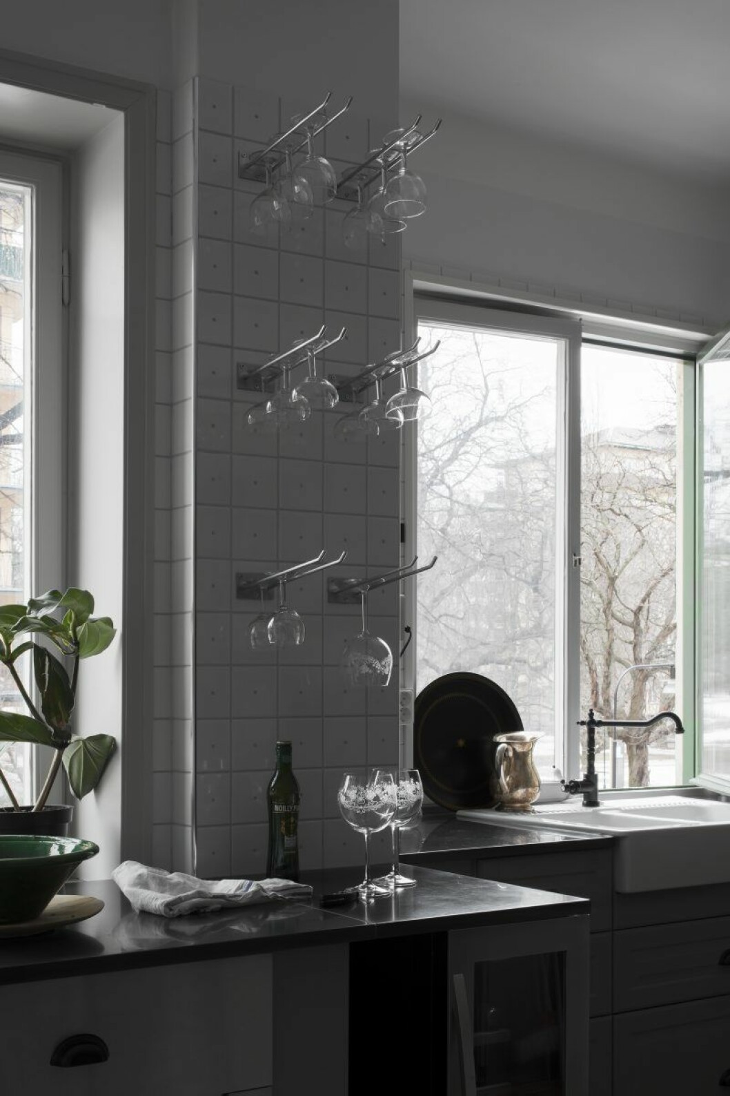 Väggen med glashängare är inspirerad av restaurang Sturehof, som också har små hål i kaklet. Idén med hängarna ( finns att köpa på Jula) fick Anitha från vännen Hanna Bastin. Glasen på bänken är Anithas egen design och kommer att finnas hos Royal design till våren. Kök inspirerat av Sturehof