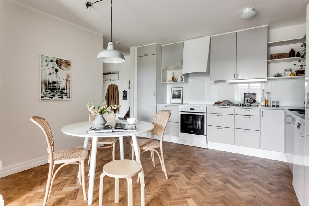 Foto: <a href="http://henriknero.daportfolio.com/" target="_blank" rel="noopener">Henrik Nero</a> för <a href="http://www.stockholmco.se/index.php" target="_blank" rel="noopener">Stockholm & Co Fastighetsförmedling</a>/mäklare Nitasha Chander 02. stolar2