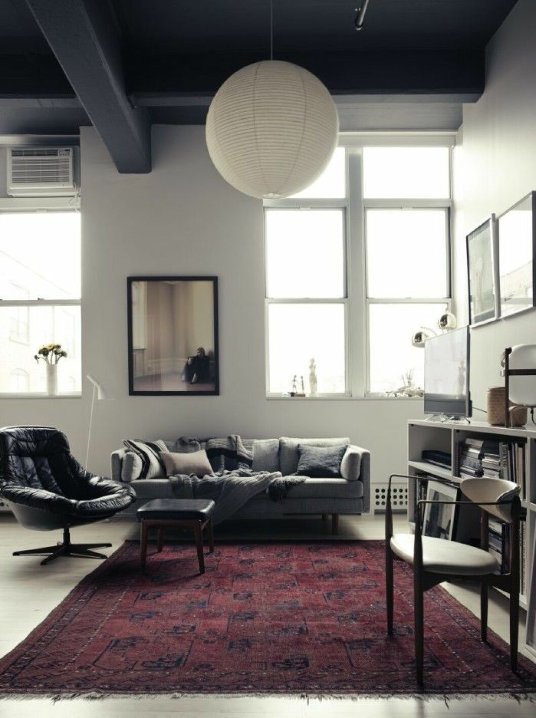 Låt gärna lamporna gå i olika stilar, det är snyggt att inte matcha. Foto: Pia Ulin Syns i: <a href="https://www.residencemagazine.se/hemma-hos-inredningsfotografen-pia-ulin-i-brooklyns-skonaste-lya/" target="_blank" rel="noopener">Hemma hos inredningsfotografen Pia Ulin i Brooklyns skönaste lya</a>