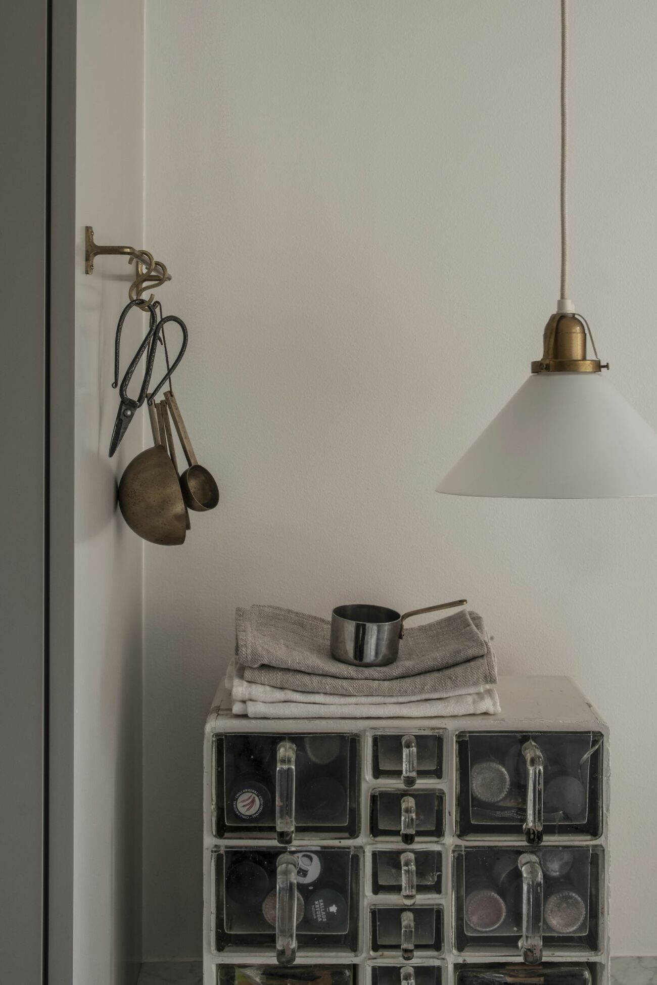 skomakarlampa i kök hemma hos modefotografen Sara Bille