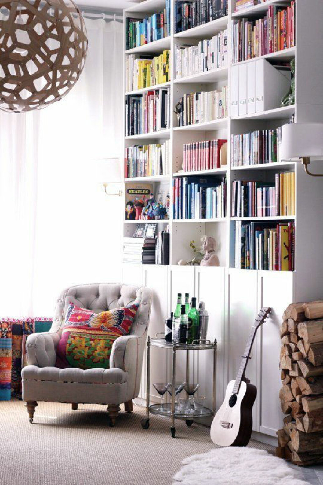 Via: <a href="http://www.digsdigs.com/27-awesome-ikea-billy-bookcases-ideas-for-your-home/" target="_blank">Digs Digs</a> 03. billy