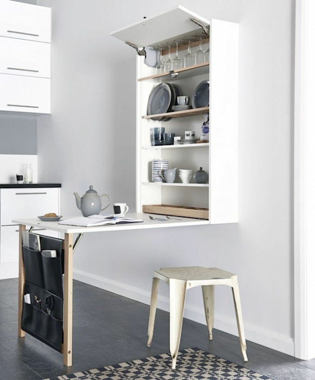 Via: <a href="http://www.gardenista.com/posts/trending-on-remodelista-city-life-september-18-2015" target="_blank" rel="noopener">Gardenista</a> 03. compact-kitchen2