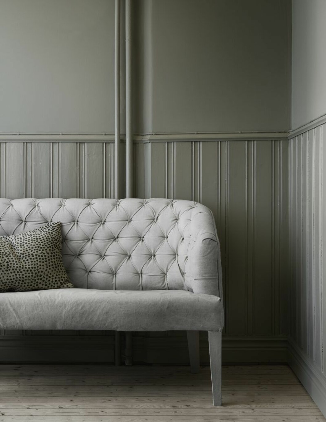 Gästrum de luxe målat i färgen Light gray från Farrow & Ball. Gästrum målat i färgen Light gray från Farrow & Ball.