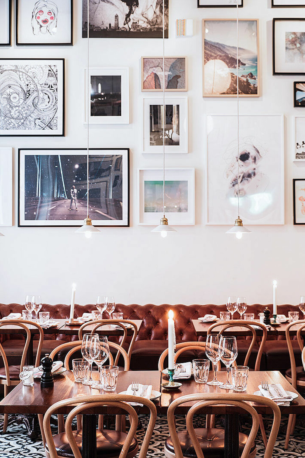 Rysk hängning menas att man hänger tavlorna tätt och blandat. Restaurangen Taverna Averna i Göteborg har en välfotograferad tavelvägg att inspireras av. Foto: Taverna Averna/<a href="https://thatsup.se/goteborg/restaurang/taverna-averna/" target="_blank" rel="noopener">Thats up</a>