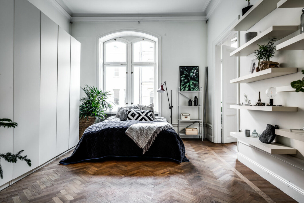 Överkast Ikea, lampa Denny’s Home och tavla Framia.