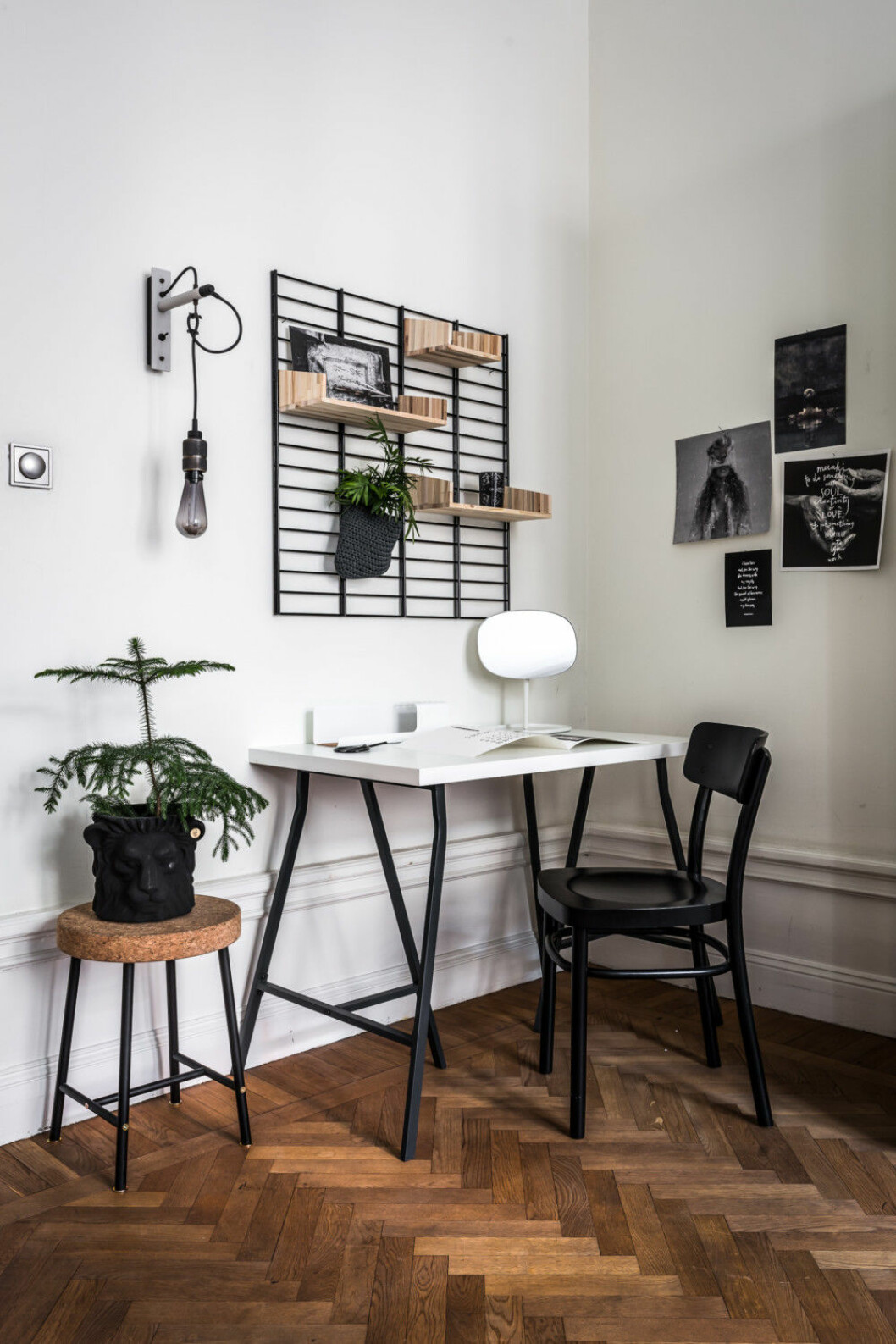 Vägghyllan Fency från Tolhuijs, vägglampa Buster+Punch, bord, pall och stol från Ikea.Hur ska man tänka när det gäller belysning, tavlor, växter, textilier?