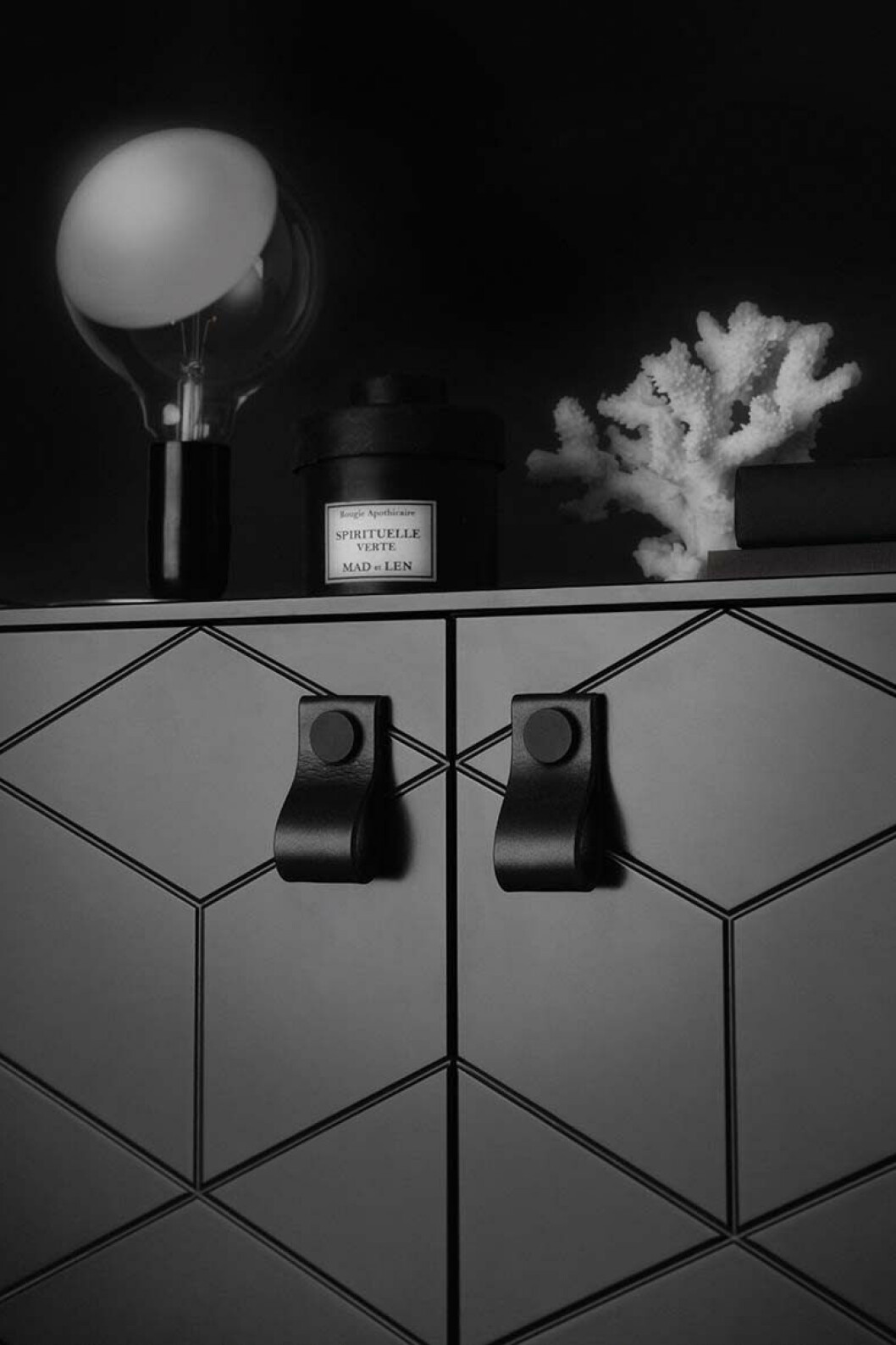 Via: <a href="http://blog.westelm.com/2015/08/10/i-spy-diy-home/" target="_blank" rel="noopener">Westelm</a> 04. black-window