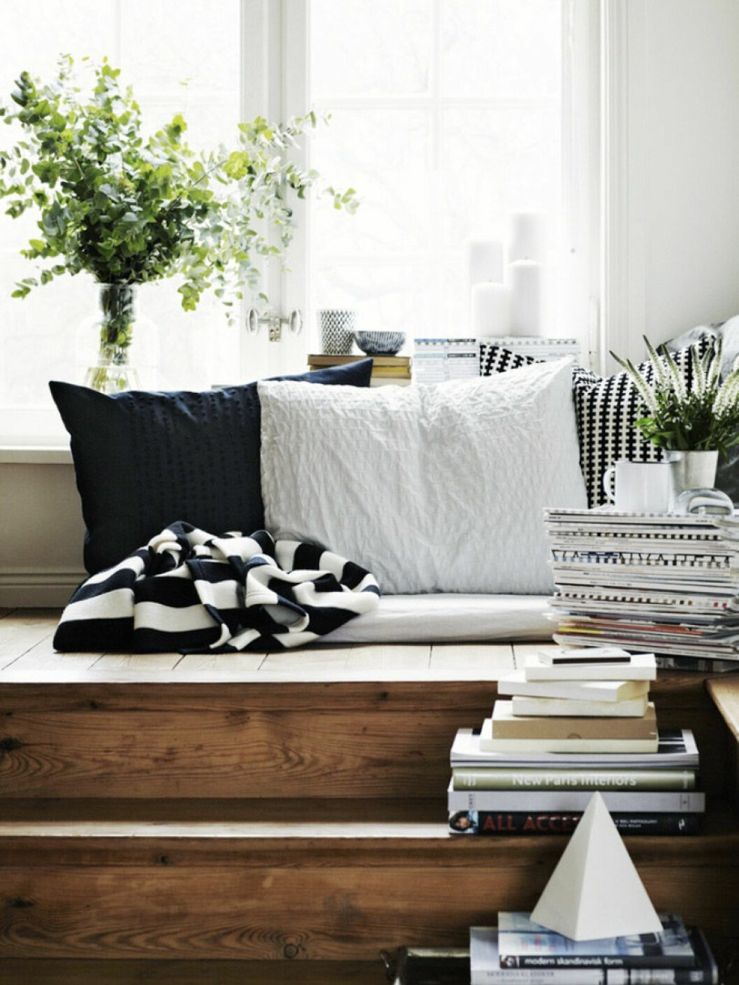 Via: <a href="http://www.thefashionmedley.com/2013/05/10/sacred-space/" target="_blank">The Fashion Medley</a> 04. day.bed