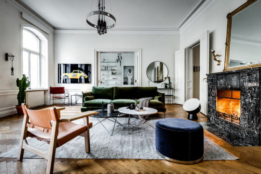 Flera bord och många avlastningsytor skapar dynamik till vardagsrummet. Foto: Henrik Nero Syns i: Före och efter: <a href="https://www.residencemagazine.se/fore-och-efter-sa-stylades-hemmet-till-en-designsaker-drom/" target="_blank" rel="noopener">Så stylades hemmet till en designsäker dröm</a>