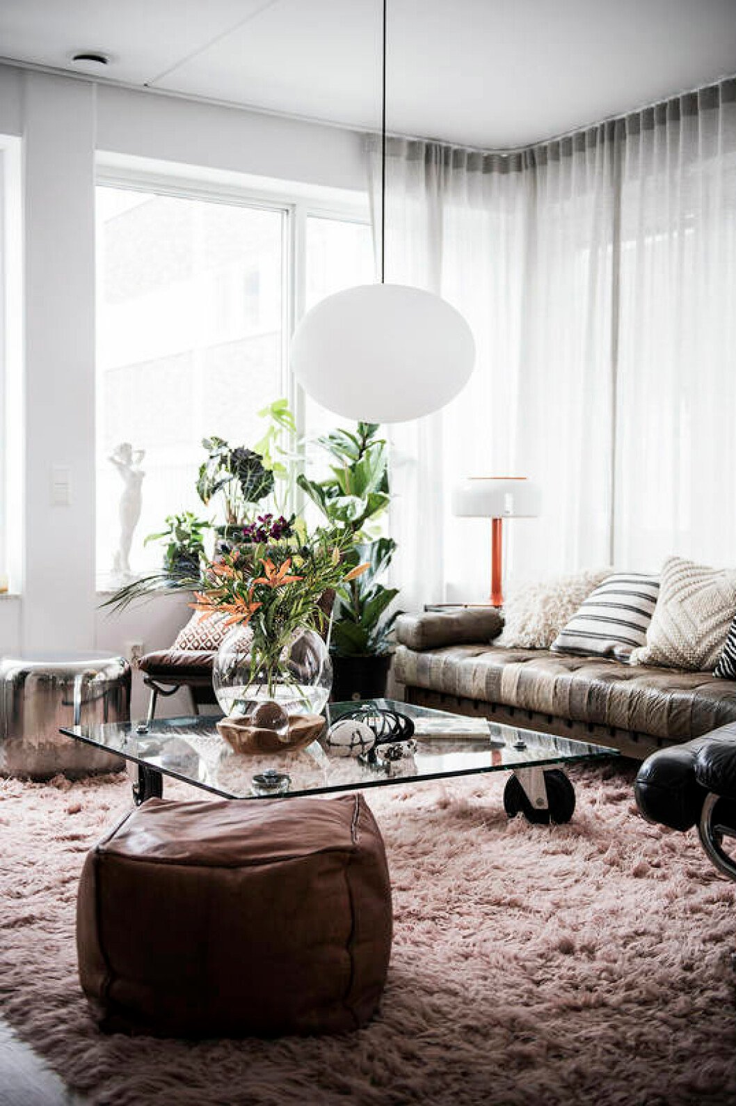 Big pink rug and white flowing curtains i livingroom. A mix of vintage and new decor. Scandinavian decoration and ideas.