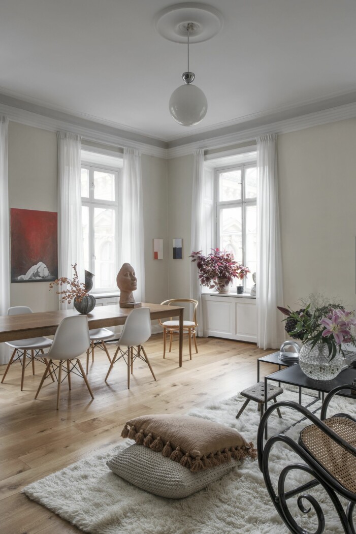 Vardagsrummet ligger i en öppen planlösning med köket. I förgrunden en gungstol från Thonet, matta Layered. Hemma hos grundaren av Stockholm Art Week Joanna Sundström