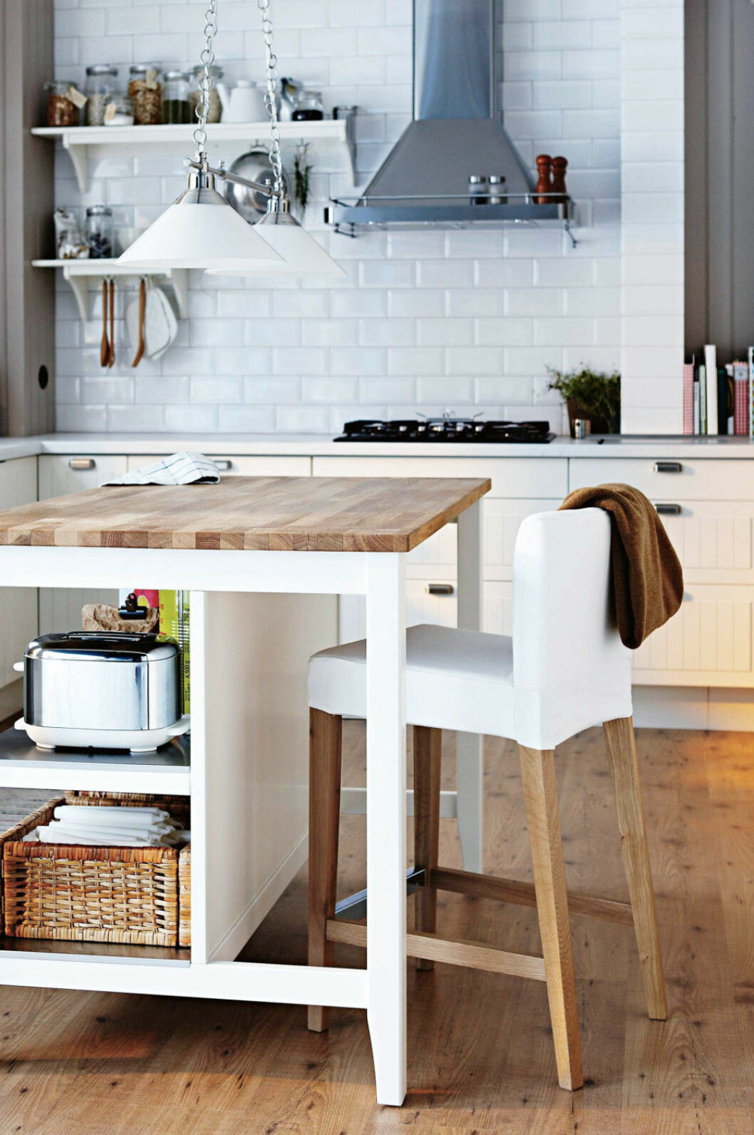 Via: <a href="http://www.insideout.com.au/renovations/kitchen/11-space-saving-ideas-for-your-kitchen" target="_blank" rel="noopener">Inside Out</a> 05. compact-kitchen