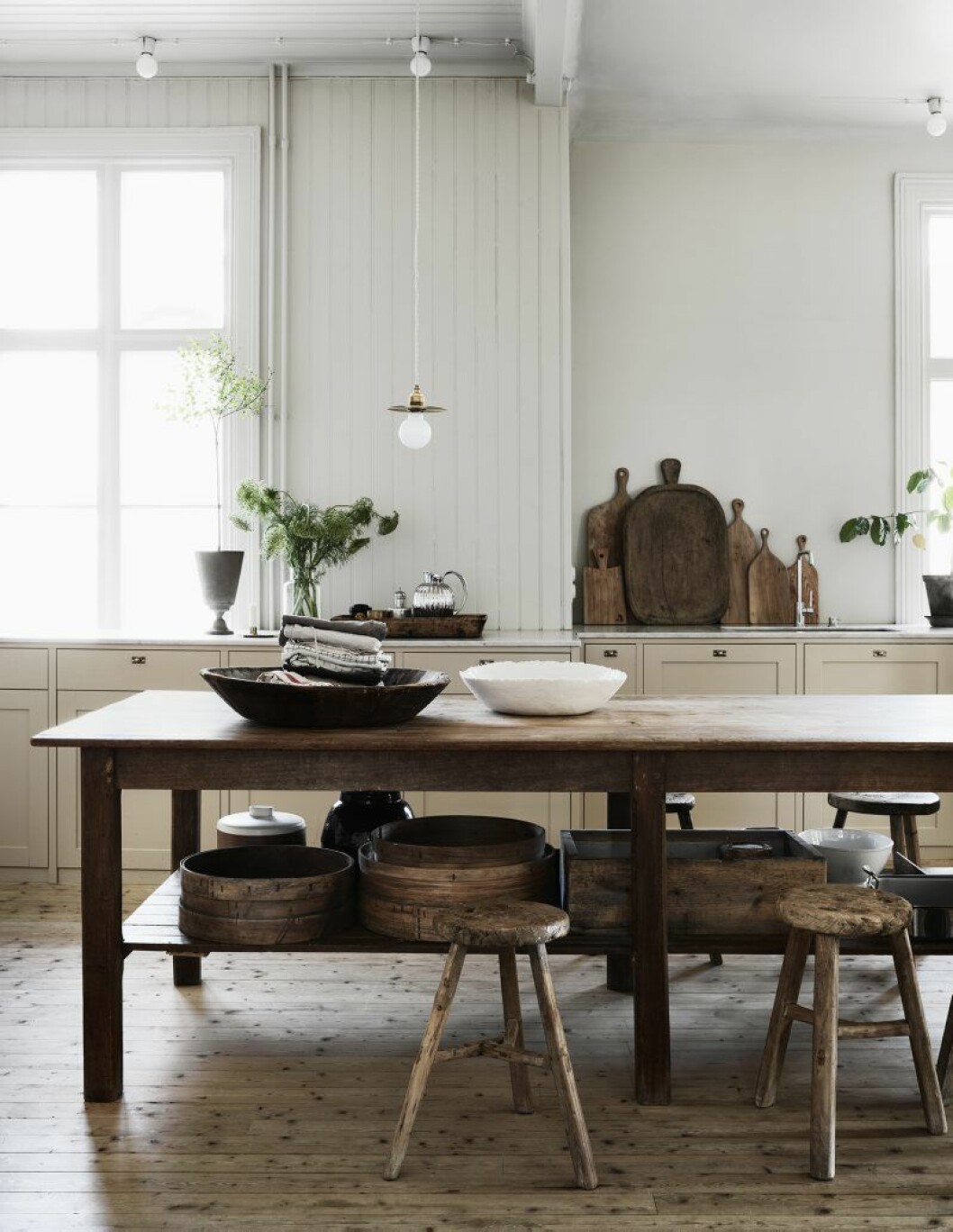 Väggfärg Shaded white från Farrow & Ball. Bordet och pallarna vintage från Frankrike respektive Kina. Lampan Circle shade produceras av Frama och går att köpa i Artilleriets webbshop. Väggfärg Shaded white från Farrow & Ball. Lampan Circle shade produceras av Frama och går att köpa i Artilleriets webbshop.