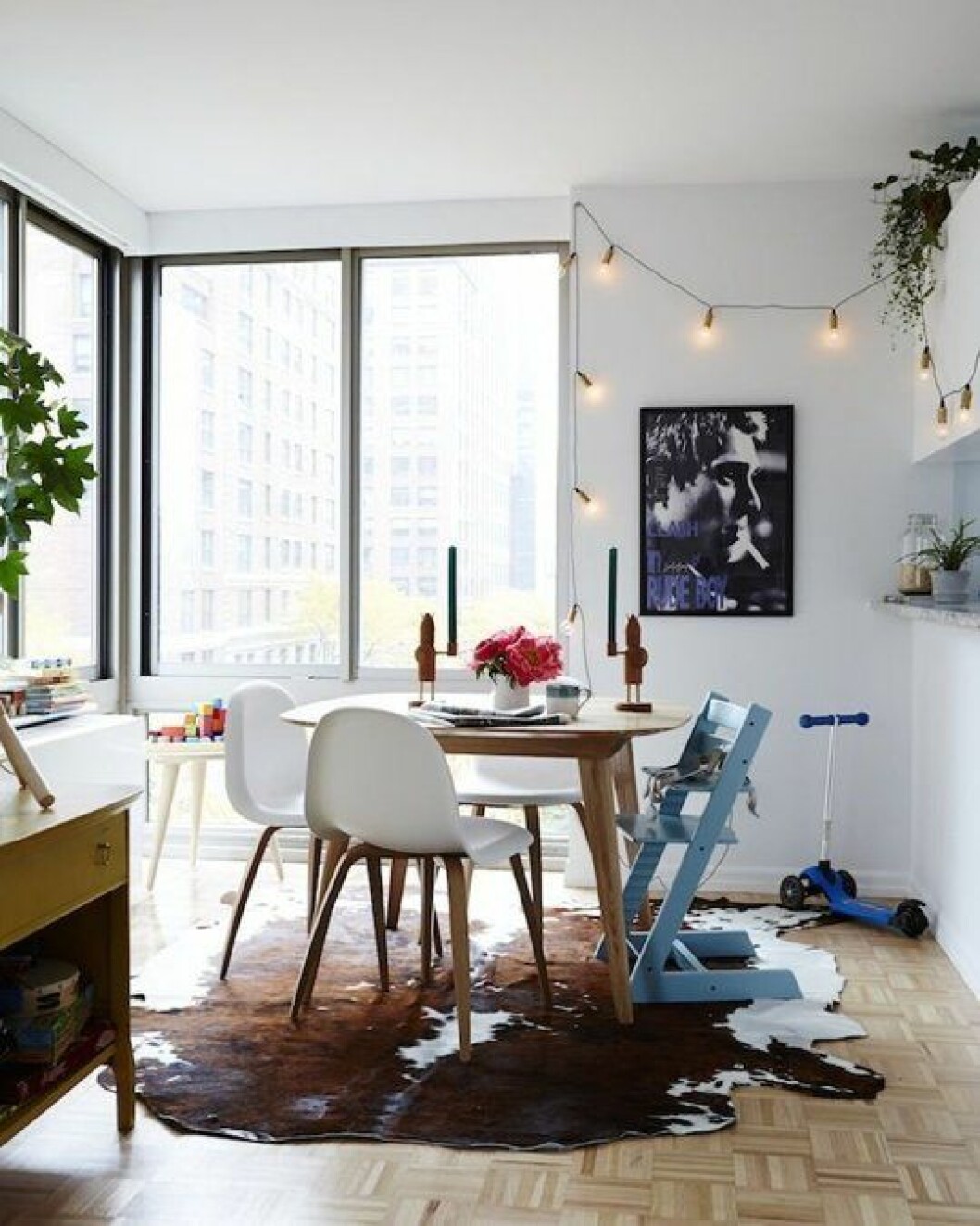 Via: <a href="http://www.apartmenttherapy.com/10-ways-to-decorate-with-just-a-string-of-lights-apartment-therapys-home-remedies-200903" target="_blank">Apartment Therapy</a> Via: Apartment Therapy