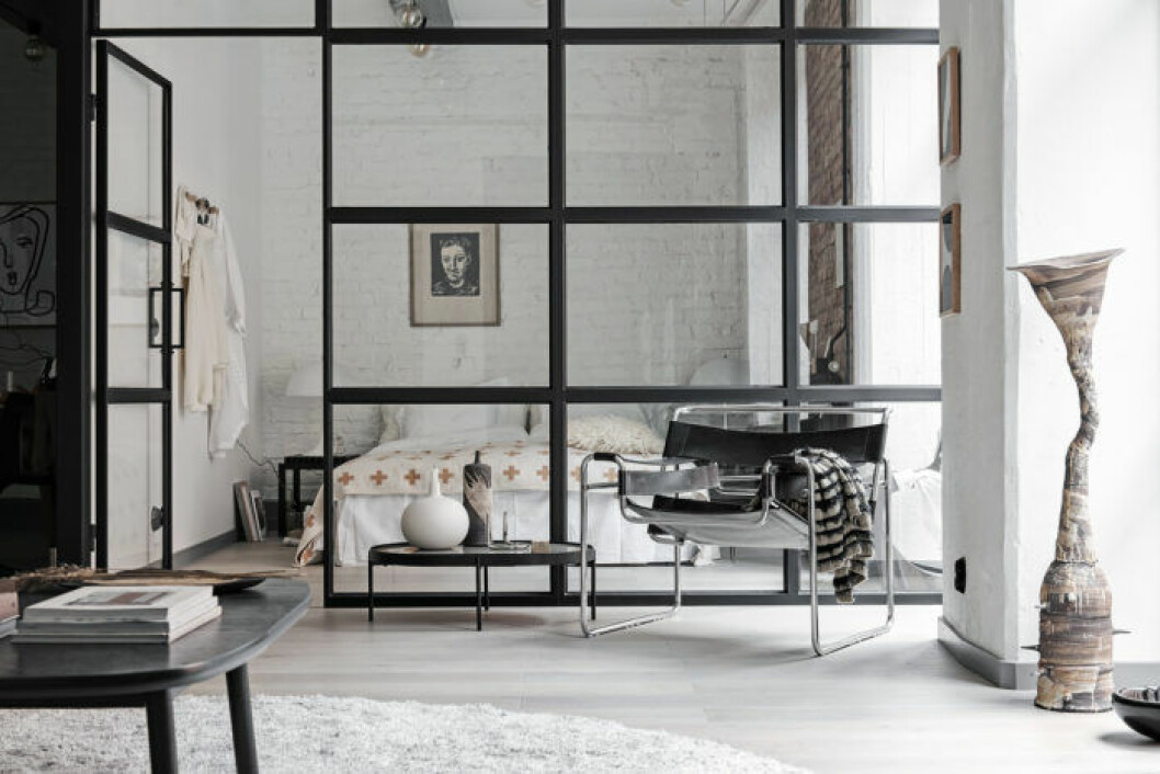 Foto: Fredrik J Karlsson/SE360 Styling: Evalotta Sundling och Elin Kickén för Alvhem/mäklare: Sofia Vansvik Scandinavian decoration and ideas. Livingroom and bedroom with a glass wall.