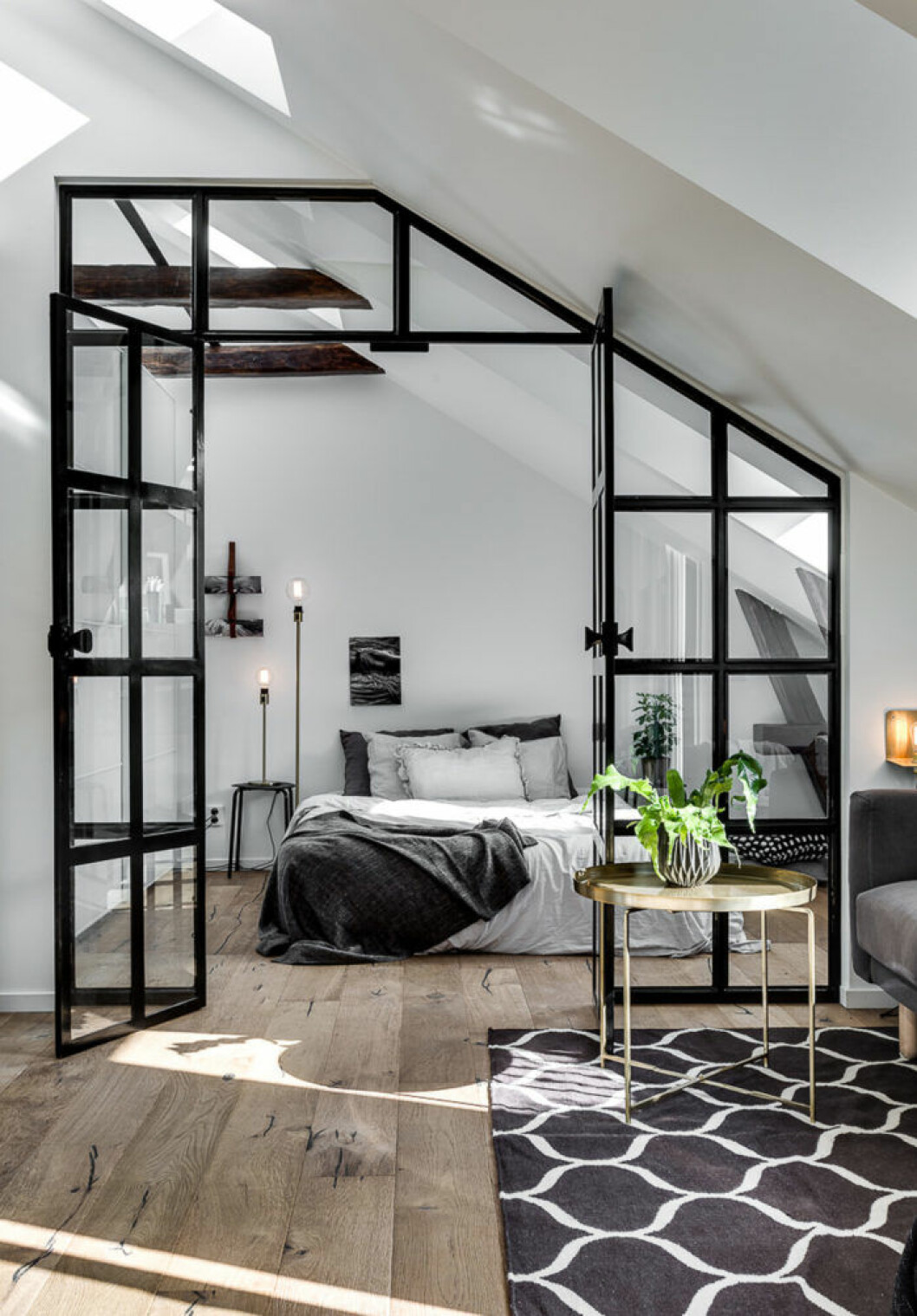 Foto: Henrik Nero Styling: Scandinavian Homes för Alexander White/mäklare: Johan Franzon Scandinavian decoration and ideas. Livingroom and bedroom with glass wall divider.
