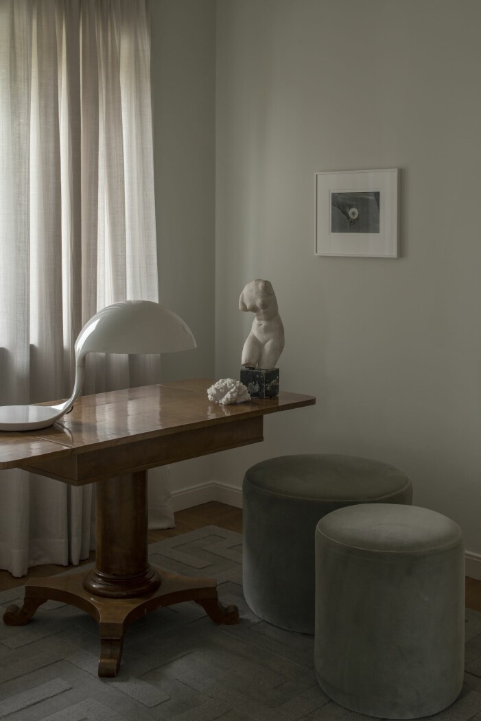 I hallen står ett bord i masurbjörk, arvegods, Cobra-lampa designad av Elio Martinelli på 60-talet, Jackson furniture, puffar, Walles & Walles, skulptur, Sjöström antik, foto, Cecilia Edefalk, gardin Astrid, Garbo interiors, matta, Layered, väggfärg Strongwhite, Farrow & Ball. Hall