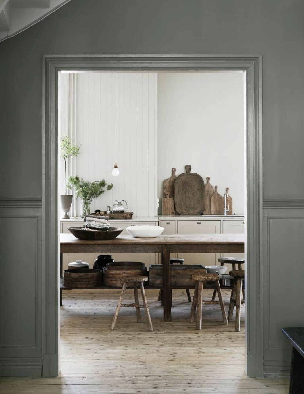 Genom att bygga egna skåpluckor med distanser emellan ser köket platsbyggt och klassiskt ut. Skärbrädor från Hampson woods, finns på The Kitchen. Köket hemma hos Artilleriets grundare Christian Duivenvoorden och maken Björn Pedersen Duivenvoorden utanför Göteborg.