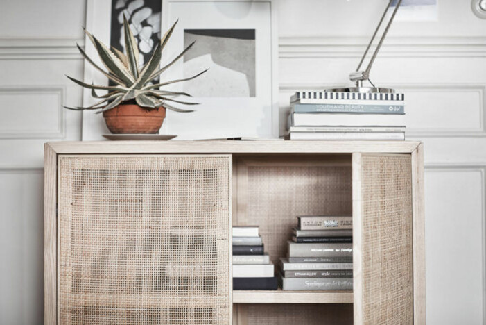 Skåpet av ask och rotting från Ikeas kollektion Stockholm har ökat i pris sedan den släpptes 2017. Skåp i ask och rotting ur kollektionen Stockholm från Ikea
