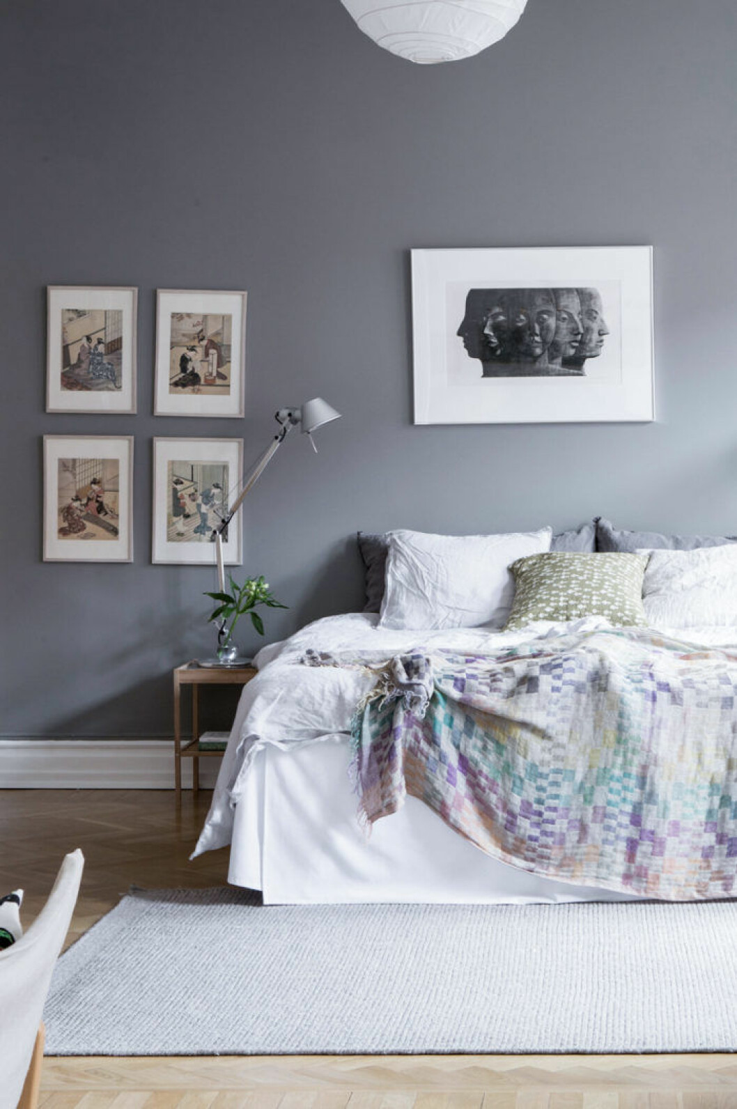 Foto: Cim Ek Styling: Studio Cuvier för Alhem/mäklare: Magnus Vansvik Scandinavian decoration and ideas. Bedroom with grey painted walls and art. Cozy bedding.