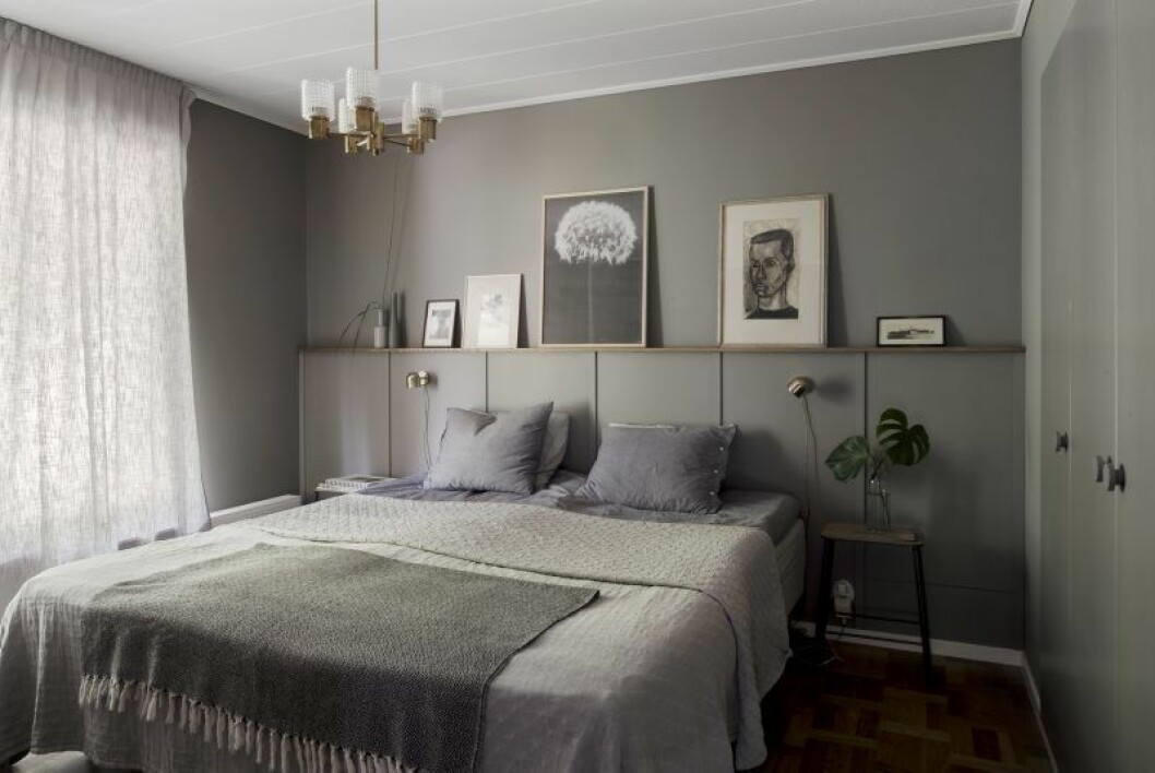 Jonas och Susannas sovrum ligger mellan barnens rum på övervåningen i huset där alla sovrum och ett stort badrum är samlade. Som sängbord en pall från Frama, sängkläder från Åhléns. Maskros- tavla från Low Key. 07