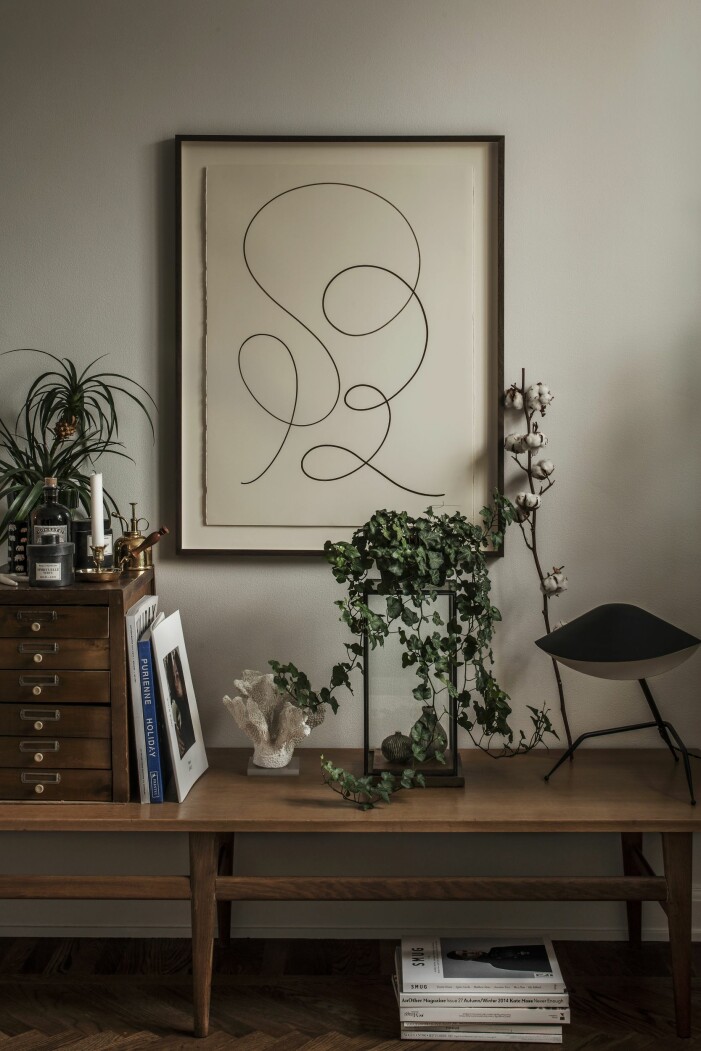 Konstverk av Josephine Aune, antik ekbänk, arkivlådor som är inropade på Bukowskis och lampa av Serge Mouille. Konstverk Josefine Aune hemma hos sara bille