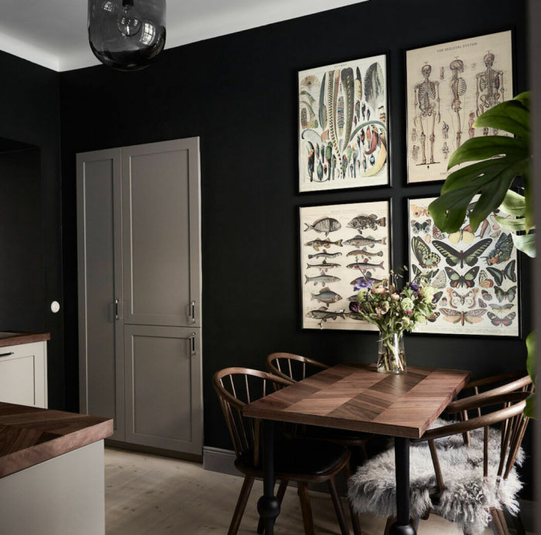 Foto: <a href="https://www.instagram.com/fboukari/" target="_blank" rel="noopener">Fredric Boukari </a>Styling: <a href="https://www.instagram.com/now.interiordesign/" target="_blank" rel="noopener">Now Interior Design</a> för<a href="https://www.instagram.com/historiskahem/" target="_blank" rel="noopener"> Historiska hem</a>/mäklare: Björn Schumacher Scandinavian decoration and ideas. Black painted walls and art wall in kitchen.