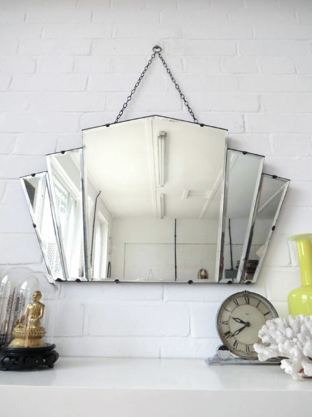 Via: <a href="http://www.modetro-mirrors.com/collections/fan-shape-mirrors/products/vintage-large-art-deco-bevelled-edge-wall-mirror-or-lovely-fan-shape-mirror-wow" target="_blank">Modetro Mirrors</a> 08. art-deco3
