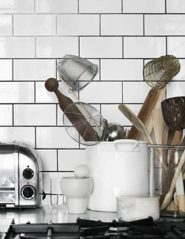 Köksredskapen blir vackra blickfång i stället för att klämmas ner i en stökig låda. Mortel Alessi, brödrost Dualit och handsnidad kavel från The Kitchen. Köksredskap i köket hemma hos Artilleriets grundare. Mortel Alessi, brödrost Dualit och handsnidad kavel från The Kitchen.