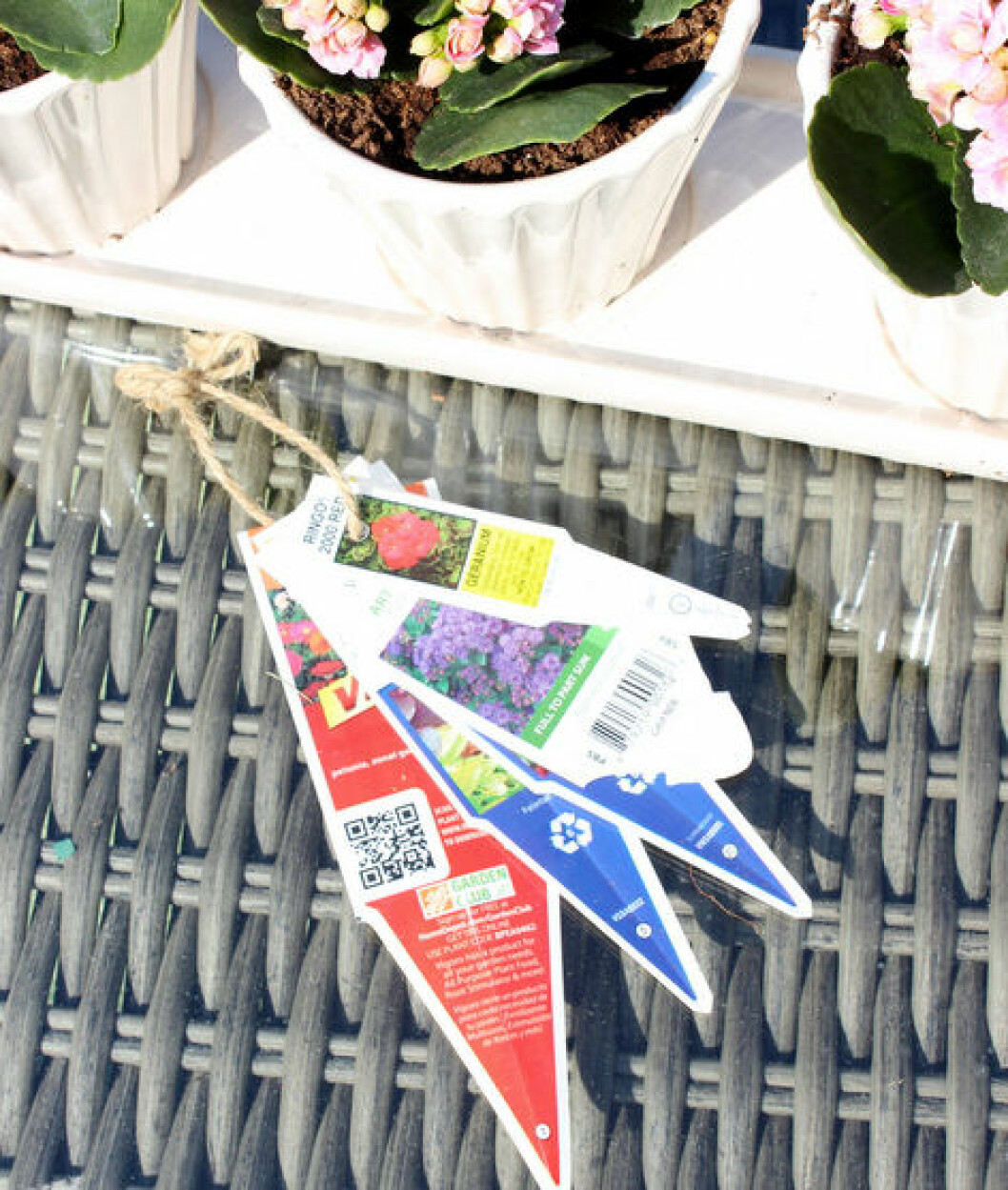 The <a href="http://thediyplaybook.com/2014/05/how-to-remember-what-you-planted-the-following-year.html" target="_blank" rel="noopener">DIY Playbook</a> 08. plant-tags