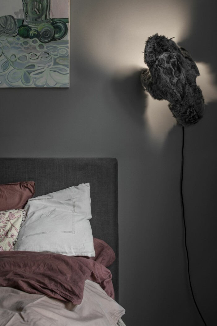 Lampa av Ygnvild Saeter, som bearbetar en nära-döden upplevelse med verk i form av sköldar. Ovanför sängen hänger verk av Meta Isæus-Berlin. Örngott, Midnatt, och säng från Dux. Lampa av Ygnvild Saeter hemma hos Joanna Sundström