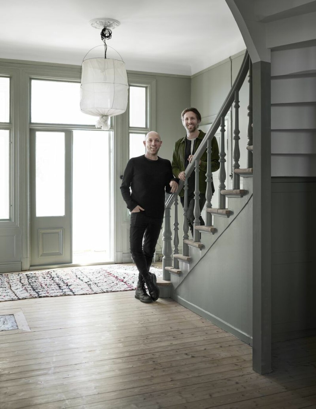 Christian och Björn i entrén till villan i Göteborg.