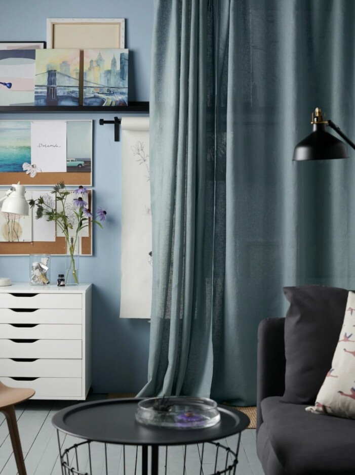 Textilier som rumsavdelare? Ja, visst! Skapa lätta och ombonade intryck med luftiga textilier. Foto: Ikea. Använd textilier som en snygg, mjuk rumsavdelare