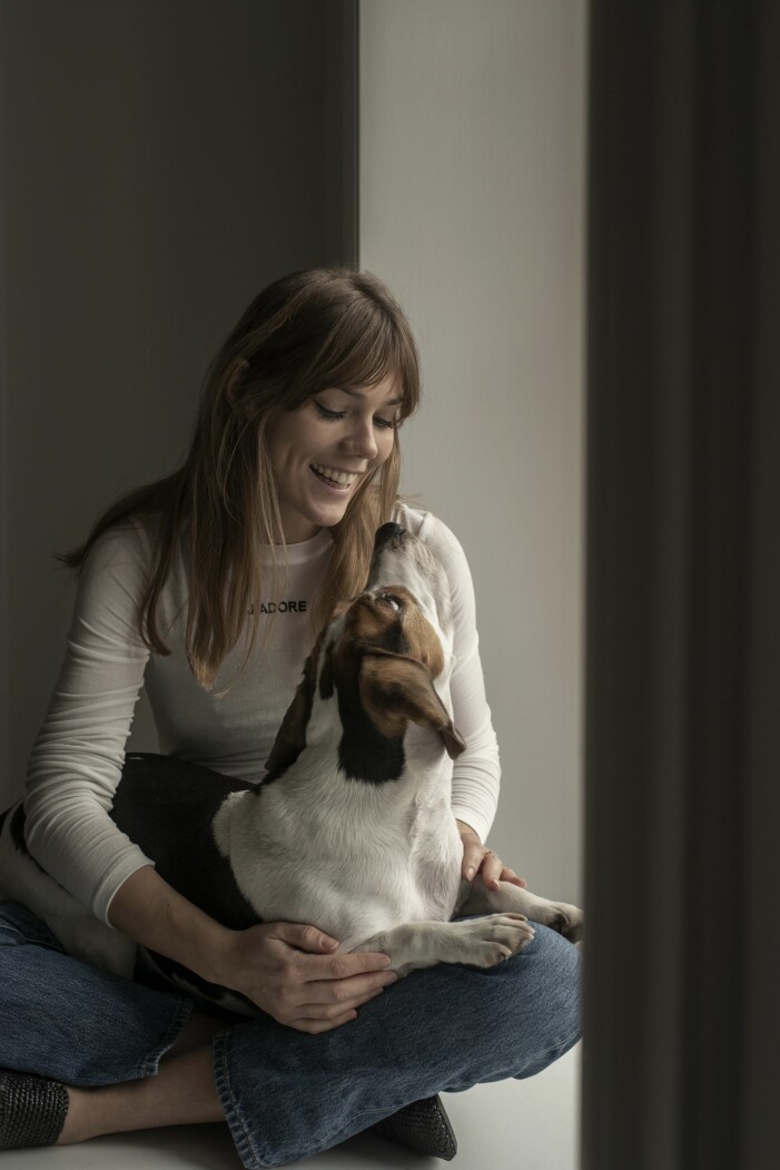 Sara Bille och beageln Will. Modefotografen Sara Bille med sin beagle