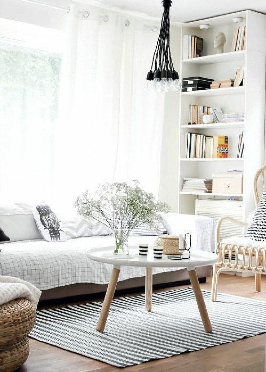 Via: <a href="http://decor8blog.com/2013/08/23/norwegian-living-rooms-which-is-your-fave/" target="_blank">Decor8</a> 10. billy