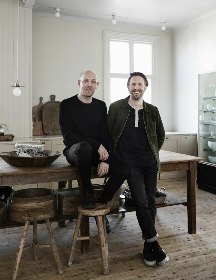 Christian Duivenvoorden och Björn Pedersen Duivenvoorden i hemmets rustika kök. Christian Duivenvoorden och Björn Pedersen Duivenvoorden i hemmets kök.