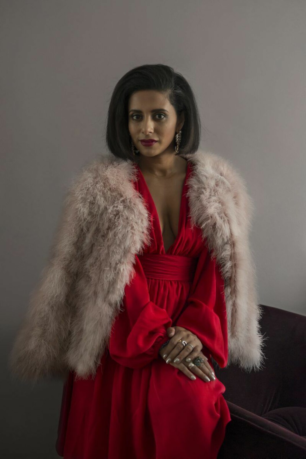 Anitha i en Hollywoodglammig röd klänning av Giambattista Valli, som hon hade på fjolårets Guldknappengala. Strutsjackan, Wos. Anitha Clemence i klänning av Giambattista Valli