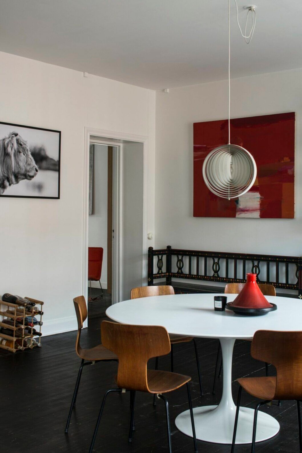 Köksbord Tulip av Eero Saarinen. Stolarna modell 3130 av Arne Jacobsen följde med från Londonkontoret. Tavla av Jo Fox, en vän från London. Bänken är farfarsfar Anders Anderssons gesällarbete från 1893. Kök