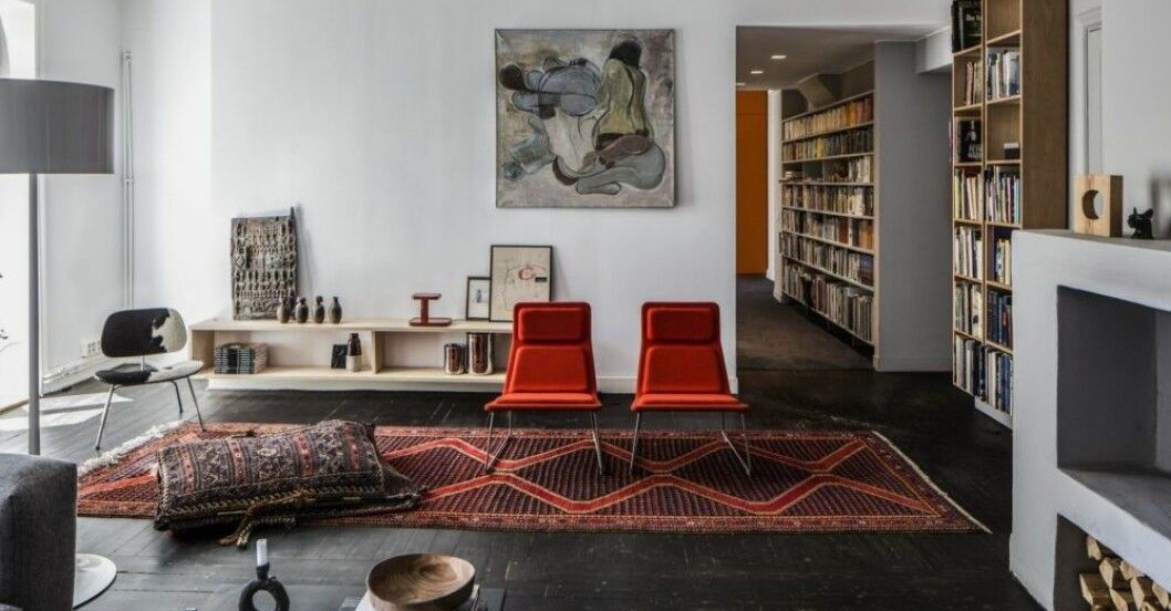 Mattan och kuddarna ger känslan av tältplats i rummet. På sideboardet en afrikansk Dogon-dörr som hittades i Essaouira i Marocko. Följde med hem som handbagage. Fåtölj med kohud Plywood Group LCM, design av Charles & Ray Eames från Herman Miller. Foto: Tove Falk Olsson Hemma hos arkitekterna Ia Hjärre och Andy Nettleton