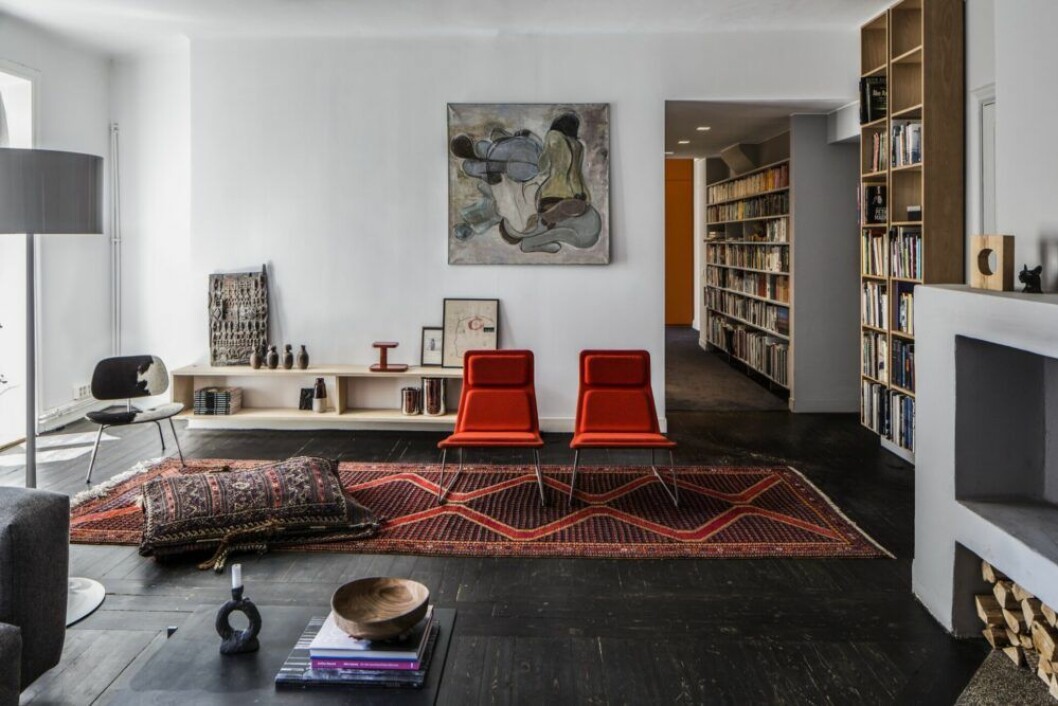 Mattan och kuddarna ger känslan av tältplats i rummet. På sideboardet en afrikansk Dogon-dörr som hittades i Essaouira i Marocko. Följde med hem som handbagage. Fåtölj med kohud Plywood Group LCM, design av Charles & Ray Eames från Herman Miller. vardagsrum