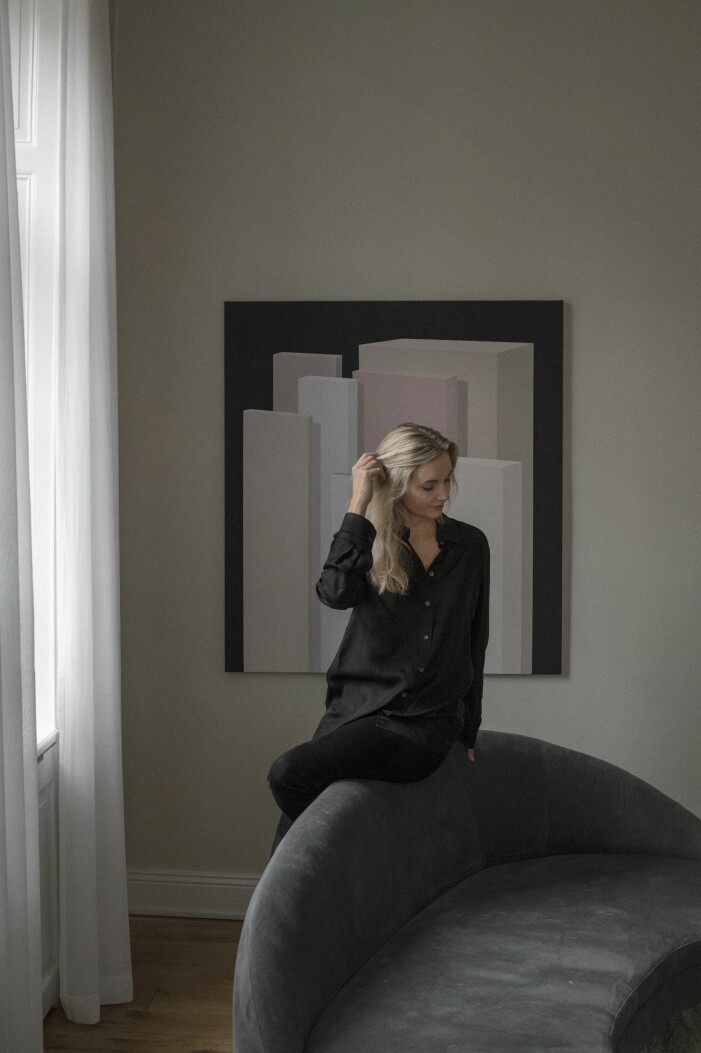Joanna framför ett verk av Elin Odentia. Soffa, Layered. Joanna Sundström är White guides nya vd