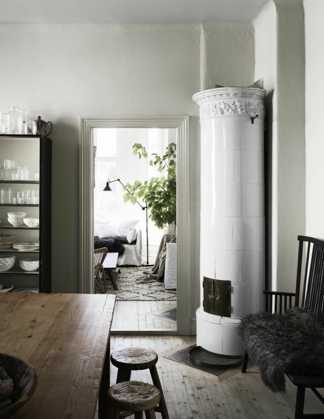 Överskåp valdes bort och i stället visar man porslin och glas i ett vintagevitrinskåp. Kökssoffan Greta av Emma Olbers för Tre sekel. Hemma hos Artilleriets grundare Christian Duivenvoorden och maken Björn Pedersen Duivenvoorden utanför Göteborg.
